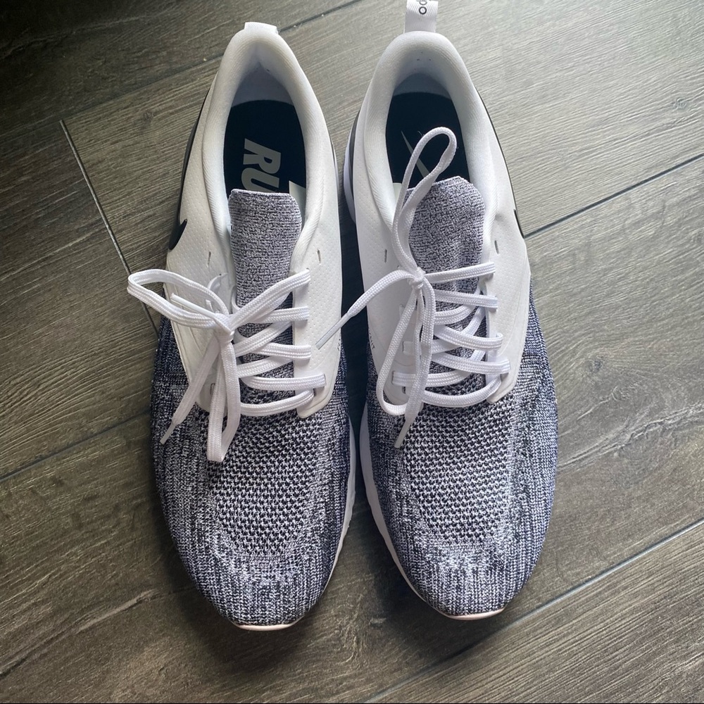 Mens Size 11- Nike running odyssey react. White and black